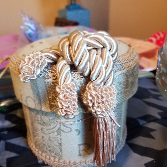 Mystery box - Picture 1 of 1